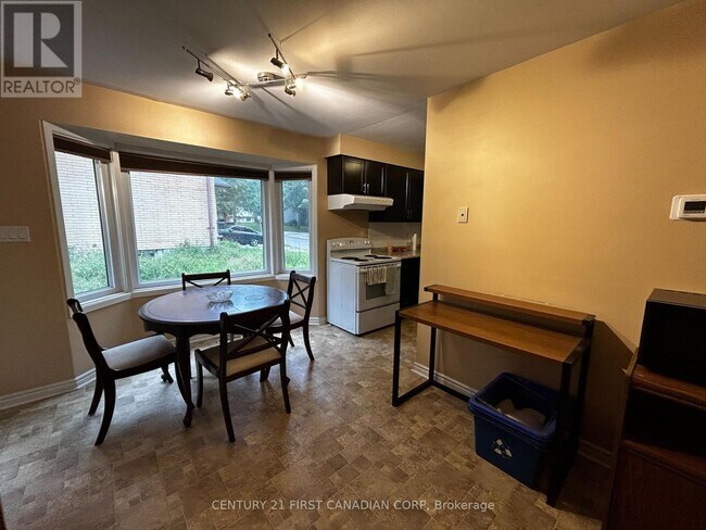 Photo - 460 Castlegrove Blvd