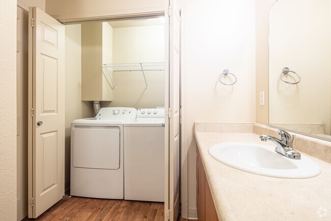 1BR 1BA - 740SF