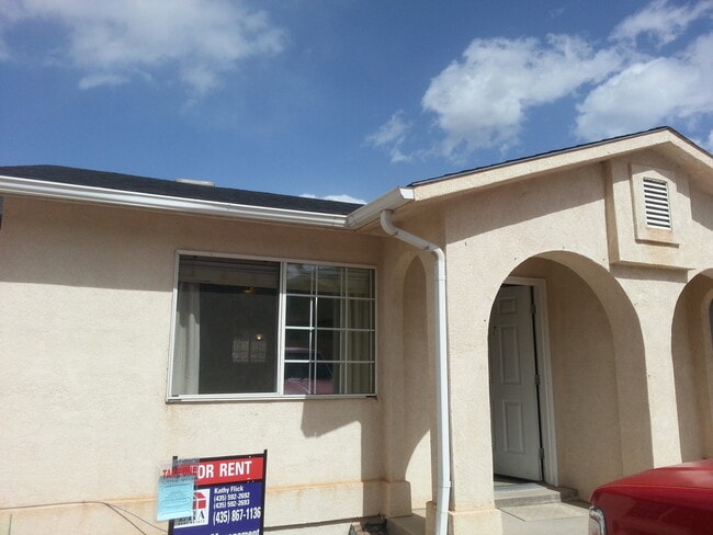 Building Photo - 2 Bed - 1.5 bath - Townhouse Living