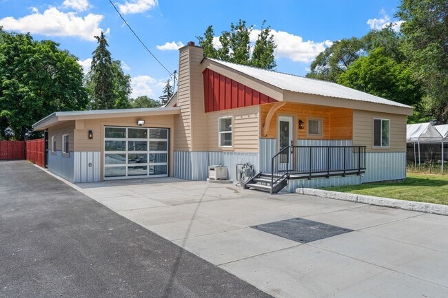 Building Photo - Complete Rebuild Modern Finishes 3 Bedroom 2 Bath Spokane Valley Home fenced backyard