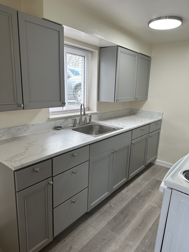 Remodeled Kitchen - Windsor Court Apartments