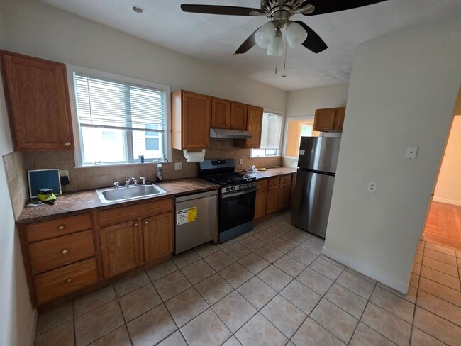 Building Photo - 1028 Fellsway Unit 1