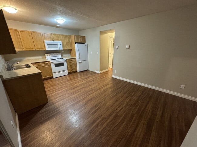 Photo - 804-888 88 Ave