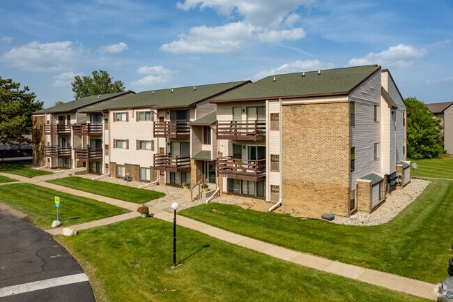 Building Photo - Delta Square Apartments - Lansing, MI