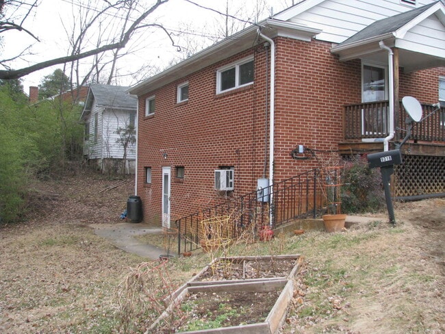 Building Photo - 901 Park St Unit Apt #B