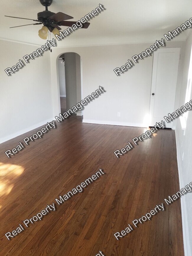 Updated second story 2 Bedroom Apartment House Rental in Hammond, IN