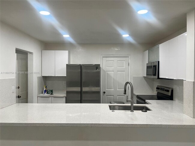 Building Photo - 9621 SW 77th Ave Unit 108B