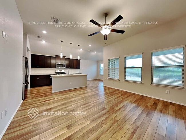 Photo - 1790 Alamandine Ave