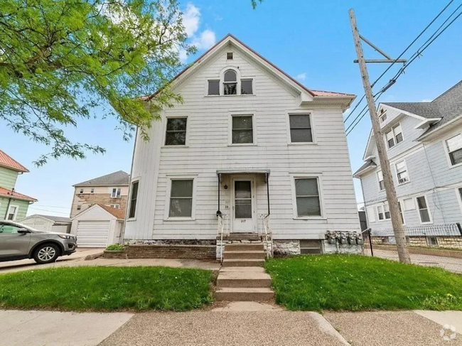 Building Photo - 317 8th St SE Unit 1 Rental