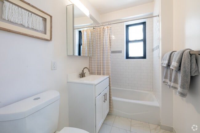 1BR, 1BA - 830SF - Bathroom
