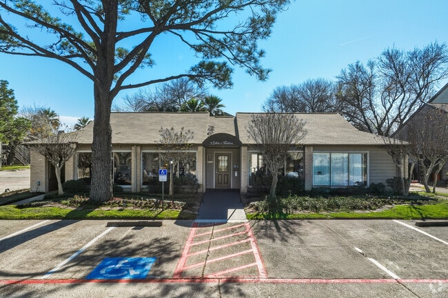 Leasing Center - Lakes at Madera