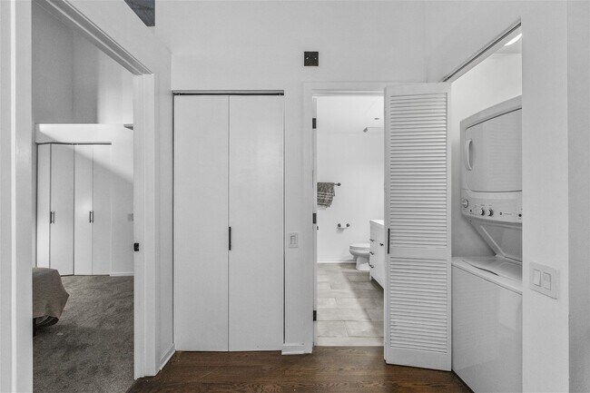 Photo - 900 N Kingsbury St Unidad 967