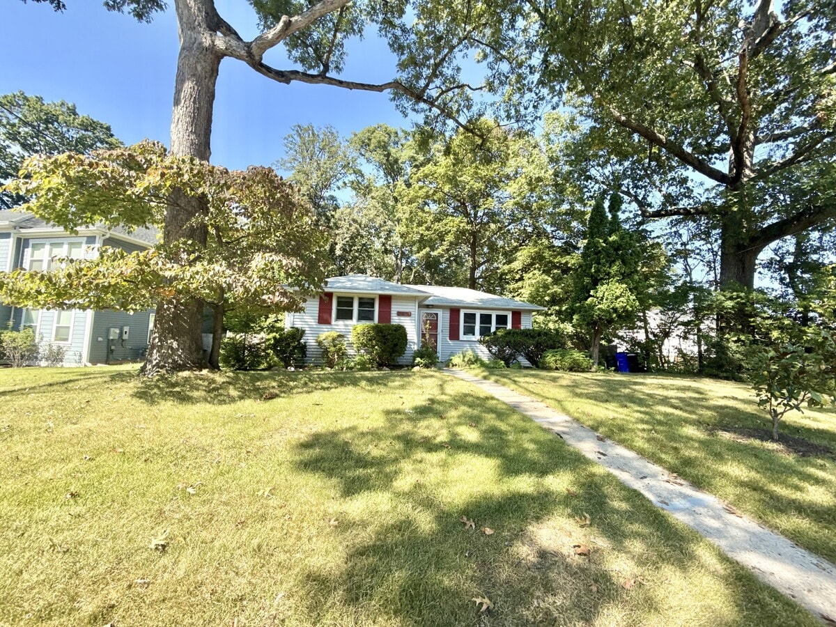 Photo - 3901 Lawrence Ave