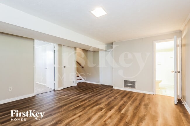 Photo - 568 Dixon Rd