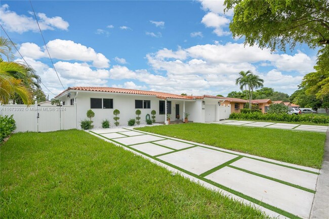 Photo - 1040 N Royal Poinciana Blvd House