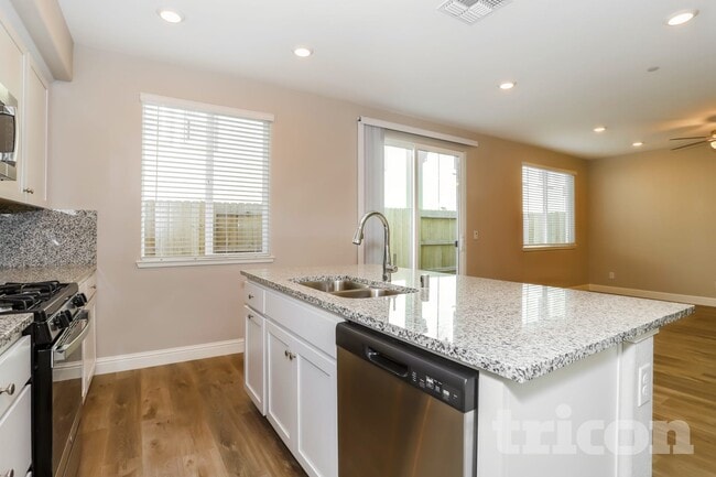 Photo - 1106 Victorian St