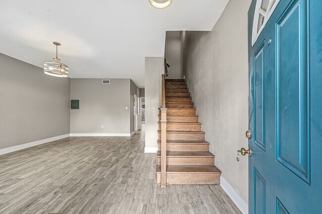 Photo - 830 Threadneedle St Unit 240