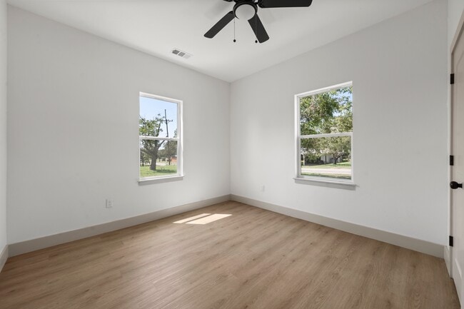 Photo - 402 E Charles St