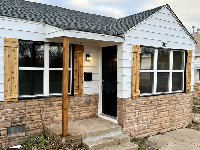 Photo - 301 E Rickenbacker Dr