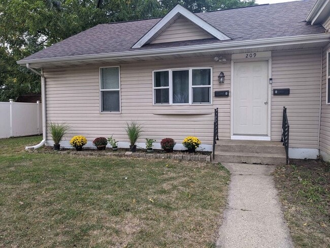 Building Photo - 209 E Wisconsin St Unit A