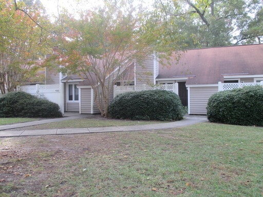 Building Photo - 2 Bedrooms, 1 bathroom Cathedral ceiling i... Rental