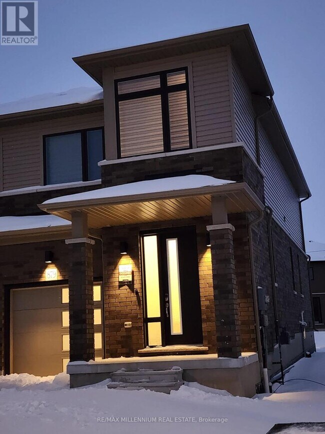 Photo - 879 Douro St