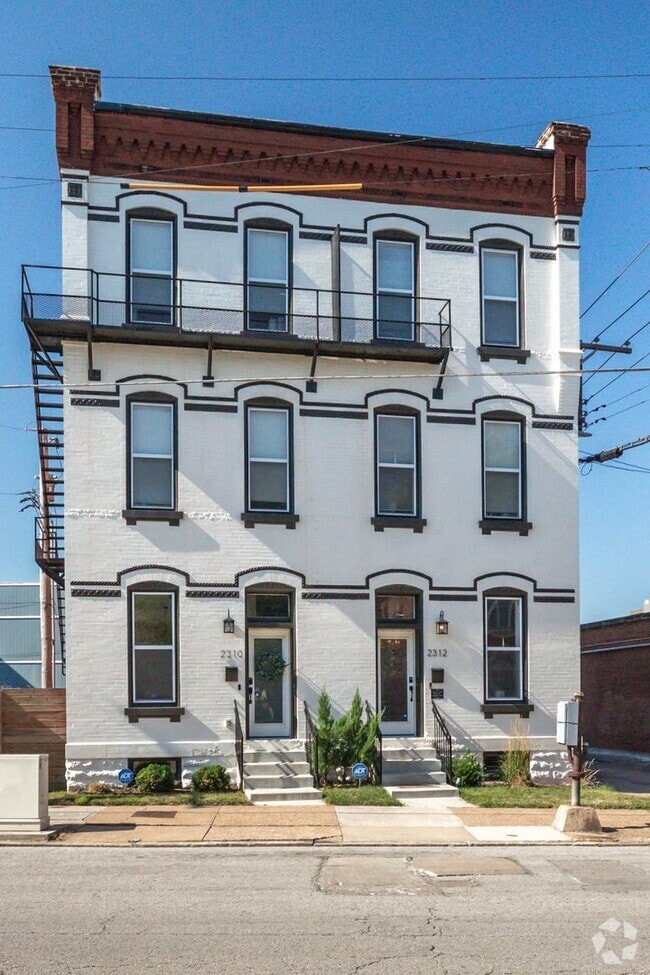 Building Photo - STUNNING Benton Park Townhome