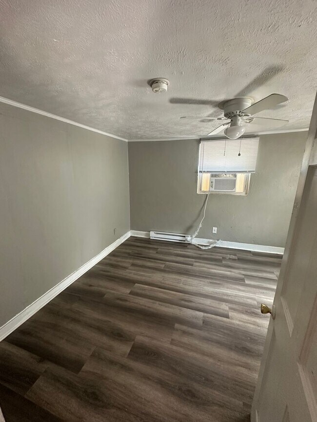 Building Photo - 2208 Roosevelt Dr Unit 2 Rental