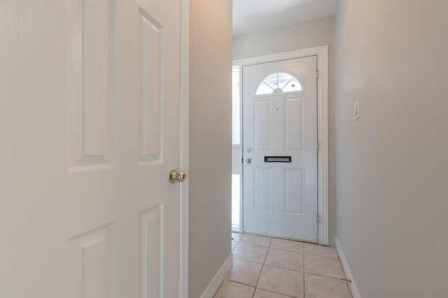 Photo - LARGE THREE BEDROOM TOWNHOUSE Unité TH 38