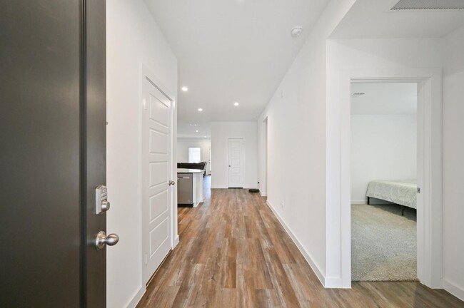 Building Photo - 1139 Hughes Crossing Dr Rental
