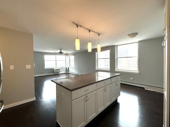 Photo - 3033 N Sheridan Rd