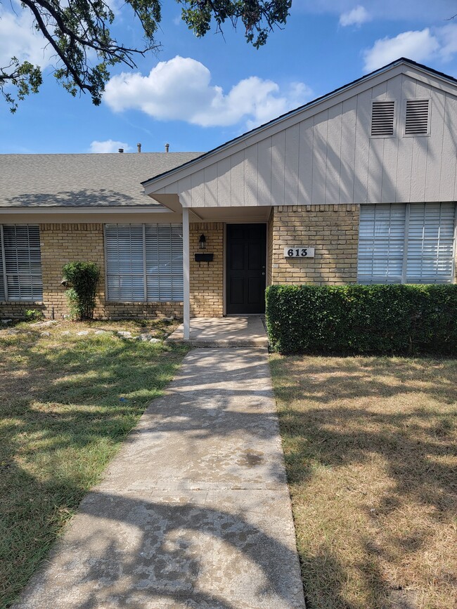 Building Photo - 613 Woodhaven Pl