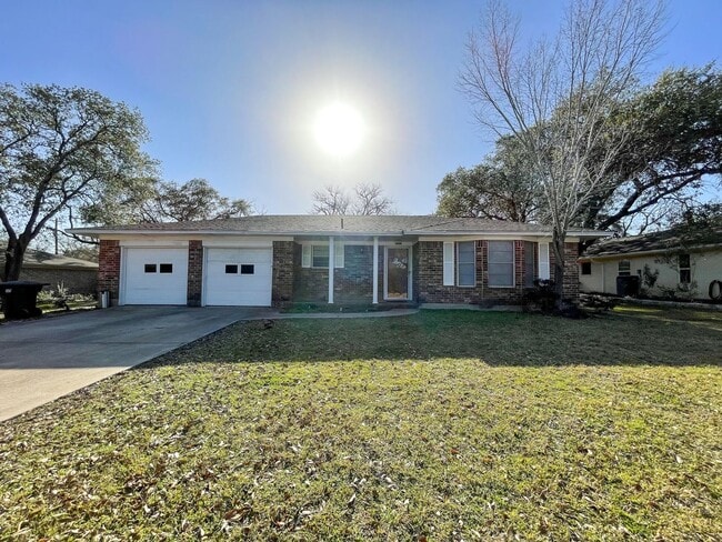 Building Photo - Adorable 4 Bed, 2 Bath Home for August 2026 Move In!