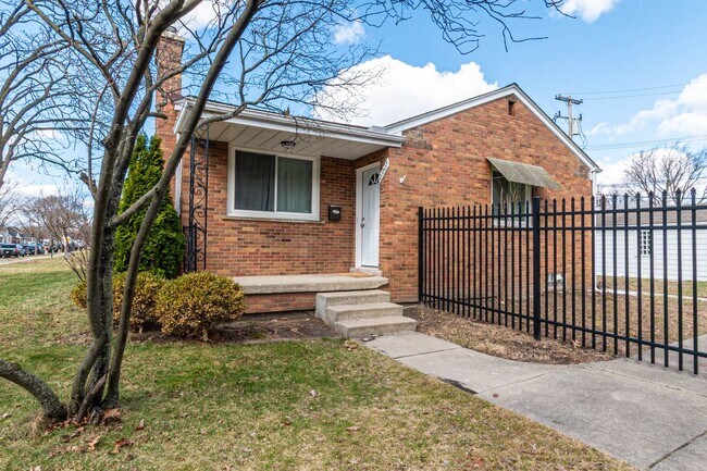 Photo - 21825 McCormick St