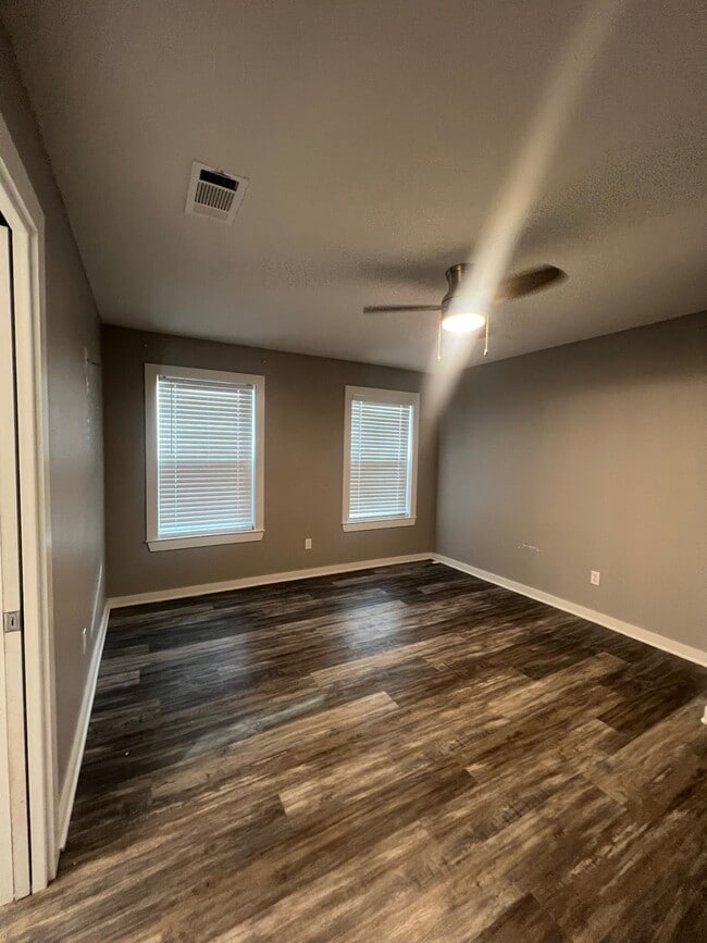 Photo - 557 E Elm St