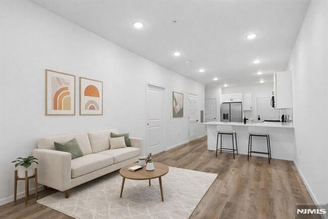 Building Photo - 51 E Main St Unit 210