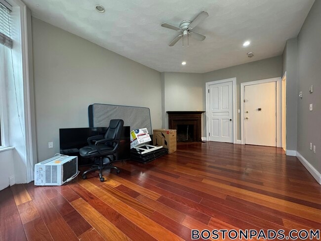 Photo - 250 Newbury St Unit 1R