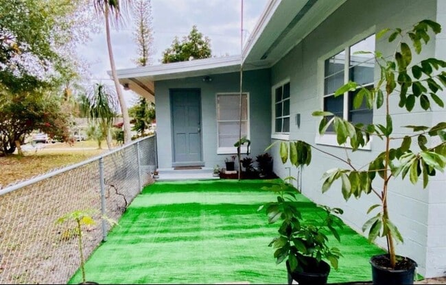 Building Photo - 947 Pinedale Ave