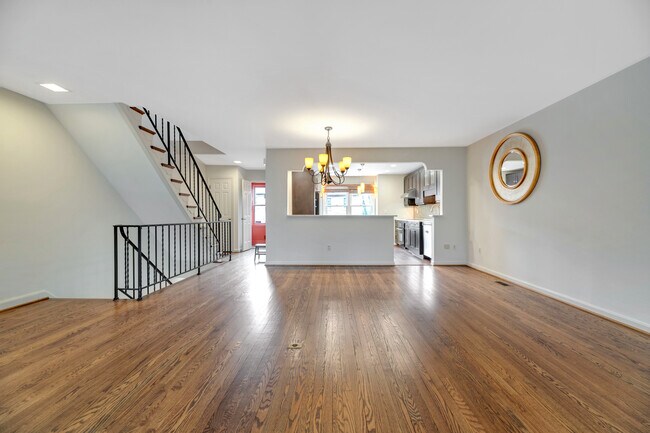 Photo - 1053 N George Mason Dr