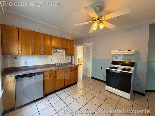 Building Photo - 127 Walnut St Unit #2