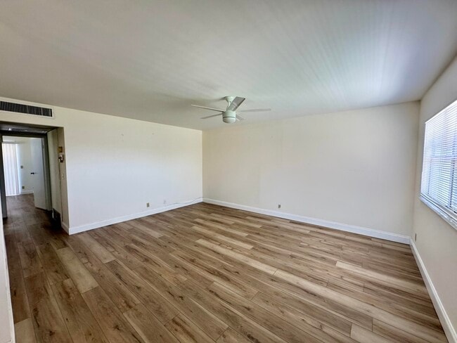 Photo - 460 Saxony Way