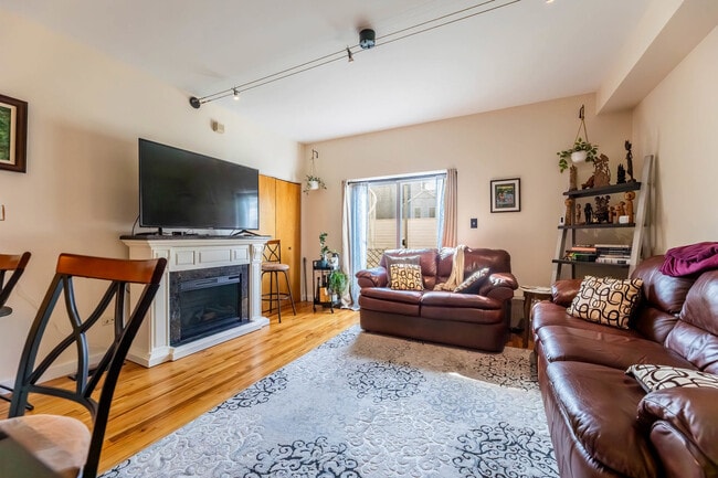 Photo - 1060 N Hermitage Ave