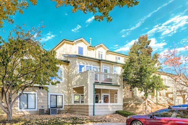 Building Photo - Light Filled Top-Floor Unit w/ Covered Parking in Gated Community