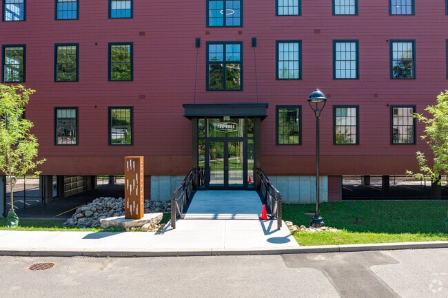 Entrada - The Edge at Camillus Mills