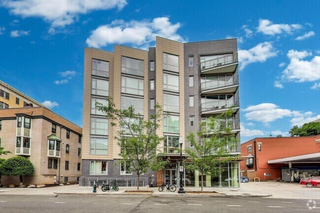 Building Photo - Practically new 1bd/1ba steps to Logan Cir... Rental