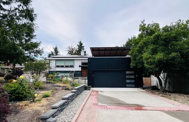 Building Photo - Fabulous 4 Bedroom/2 Bath Home! Available ...