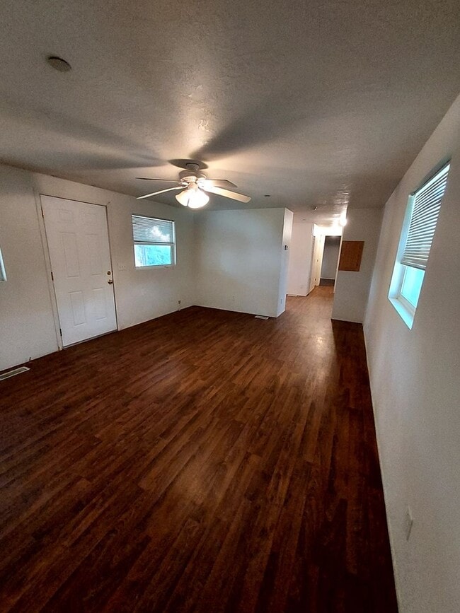 Building Photo - Small home in country setting