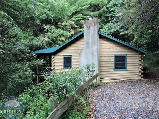 Building Photo - Cute Log Home Overlooking Wooded Area