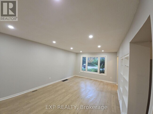 Photo - 89 Wellington St E