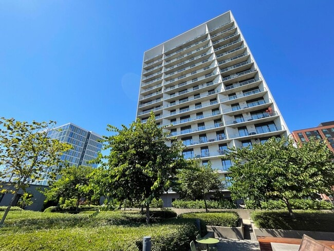 Building Photo - Spacious Vista Pearl Condo with Bonus Den,... Unit 1710